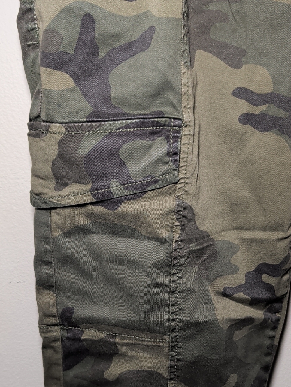 Sanctuary Standard Surplus Camo Cargo Pants Joggers Olive Green Women Size 30" - Picture 3 of 8